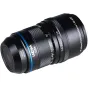 Laowa Aksen 45 mm f/2.8 1–5X Ultra Macro APO objektyvas Nikon F, rodomas iš priekio su mėlynu akcentiniu žiedu, priartinimo ir fokusavimo žiedais bei raudonu fokusavimo indikatoriumi, akcentuojant parfokalinį priartinimą, stabil