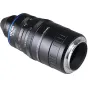 Laowa Aksen 17,5 mm f/1,7 5–10X Ultra Macro APO objektyvas su mėlynu akcento žiedu, manualiniu fokusavimo skalė ir priekinio stiklo elementu, pabrėžiantis jo makrofotografijos galimybes ir L-Mount tvirtinimą.