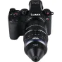 Laowa 17,5 mm f/1,7 5‑10X Ultra Macro APO objektyvas, sumontuotas ant Panasonic Lumix S5 II be veidrodinės kameros, pabrėžia makro galimybes ir rankinį fokusavimą.