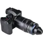 Laowa Aksen 17,5 mm f/1,7 5–10X Ultra Macro APO objektyvas, sumontuotas ant LUMIX beveidės kameros, demonstruoja priekinį elementą, rankinio fokusavimo žiedą, diafragmos žiedą ir mėlyną akcento žiedą, puikiai tinkantis aukštos m