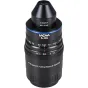 Laowa Aksen 17,5 mm f/1,7 5-10X Ultra Macro APO objektyvas Fujifilm X, su matomu priekinio stiklo elementu ir fokusavimo atstumo žymėmis su 5-10× makro didinimu.