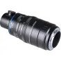 Laowa Aksen 17,5 mm f/1,7 5-10X Ultra Macro APO objektyvas su koaksioline apšvietimu, matomas iš šono: juodas korpusas, mėlyna akcento juosta, fokusavimo ir diafragmos žiedai, priekinis elementas ir galinis tvirtinimas matomi