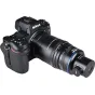 Laowa Aksen 17,5 mm f/1,7 5‑10X Ultra Macro APO objektyvas su koaksialiniu apšvietimu, sumontuotas ant Nikon Z be veidrodžio kameros, demonstruojantis mėlyną akcento žiedą ir rankinius fokusavimo valdiklius.