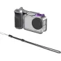 SmallRig modulinis gatvės fotografijos rinkinys DJI Osmo Action 6, įskaitant sidabrinį rėmą su violetiniais akcentais, juodą šoną rankeną ir juodą pintą apyrankę.