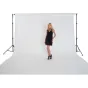 Manfrotto Solo Background Support Heavy Duty 4m su baltu fono, juoda suknele, studijos apšvietimas, pivotuojantis kryžiaus stulpas, nešiojama dėžė
