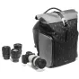Manfrotto Uncover 30L kuprinė su roll‑top uždarymu, šonine kameros prieiga, 16" nešiojamojo kompiuterio skyriumi ir vandeniui atspariu TriTex audiniu, šalia Sony be veidrodžio kameros ir kelių objektyvų.