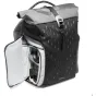 Manfrotto Uncover 30L kuprinė su roltopu, atidarytas šoninis užtrauktukas atskleidžia paminkštintą kamerų įdėklą su be veidrodžio kamera ir objektyvais, FlexGrid panelė ir weatherproof TriTex medžiaga