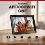 Juodas AgfaPhoto Realiview APF1000 10-colių WiFi skaitmeninis nuotraukų rėmelis ant medinio stalo, rodantis šeimos portretą su tėvu, mama ir dviem vaikais lauke.
