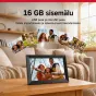 Juoda AgfaPhoto Realiview APF1000 10-colių WiFi skaitmeninė nuotraukų rėmelis su 16 GB atmintimi, rodantis šeimos portretą ant medinio stalo.