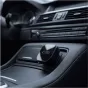 Tech-Protect bevielis adapteris CA01 CarPlay/Android Auto įmontuotas į automobilio odinį centrinį konsolę, su elegantišku juodu dizainu ir prekės ženklo logotipu.