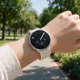Tech-Protect silikoninė laikrodžio apyrankė starlight spalvos ant riešo, suderinama su Samsung Galaxy Watch 40/44/46 mm, lengvai tvirtinama, atspari vandeniui ir sportiško stiliaus, užfiksuota saulėtame parke.
