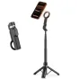 Tech-Protect L11S juodas 2-in-1 selfie stick-tripod su MagSafe tvirtinimu, išsiplečiantis iki 94 cm, su Bluetooth nuotolinio valdymo pultu, laikantis išmanųjį telefoną ir atskirą pultą šalia.