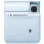 Šviesiai mėlyna Fujifilm Instax Mini 13 apsauginė dėžutė su odos tekstūra, su kameros išpjova, kišene momentinėms nuotraukoms ir matomomis siūlėmis aplink kraštus.