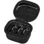 Atviras juodos zipinės RØDE Wireless GO Charge Case+ su putų vidumi, laikantys du siųstuvus ir vieną imtuvą vienu metu įkrovimui.