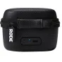 Juodas Rode Wireless GO Charge Case+ su tekstūru, užtrauktuku, RØDE žyme, maitinimo mygtuku, mėlynu LED indikatoriumi ir USB-C įkrovimo jungtimi