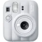 Baltasis Fujifilm Instax Mini 13 instanta kamera matoma iš priekio, su dideliu apvaliu objektyvu, integruota blykste, self-timer mygtuku ir vaizdo ieškikliu, su 'instax mini 13' ženklu šone.