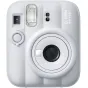 Baltasis Fujifilm Instax Mini 13 instant camera iš priekio, 60 mm objektyvas, integruota blykstė, self-timer mygtukas ir ženklinimas, kompaktiškas dizainas momentiniams nuotraukoms.