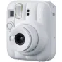 Baltasis Fujifilm Instax Mini 13 instanta kamera su 60 mm objektyvu, įmontuota blykste ir self-timer mygtuku, kompaktiškas clay-white dizainas.