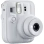 Balta Fujifilm Instax Mini 13 instant camera su 60 mm objektyvu, įmontuota automatinė blykstė, self-timer mygtukas ir selfie veidrodis, kompaktiškas priekinis vaizdas