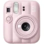 Candy pink Fujifilm Instax Mini 13 instant camera priekinis vaizdas su 60 mm objektyvu, integruota blykste, laikmatis ir selfie veidrodis.