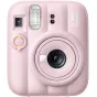 Kandy rožinė Fujifilm Instax Mini 13 instant camera priekinis vaizdas, su 60 mm objektyvu, integruota blykste, selfie veidrodžiu ir oranžiniu laikmačio mygtuku, izoliuotas ant balto fono.
