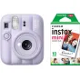 Svajonių purpurinė Fujifilm Instax Mini 13 momentinė kamera šalia žalios Fujifilm instax mini filmo pakuotės, kurioje yra 10 kreditinių kortelių dydžio nuotraukų lapų.