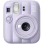 Svajingai violetinė Fujifilm Instax Mini 13 momentinė kamera su dideliu apvaliu objektyvu, integruota blykste, selfie veidrodžiu ir laikmačio mygtuku.