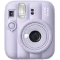 Svajonių violetinė Fujifilm Instax Mini 13 instant camera su automatinio ekspozicija, įmontuota blykste, 60 mm objektyvu ir laikmačiu, parodyta švariame priekinėje perspektyvoje.