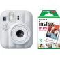 Baltasis Fujifilm Instax Mini 13 momentinis aparatas su 60 mm objektyvu ir įmontuota blykste šalia žalios Fujifilm Instax Mini filmo pakuotės, kurioje yra dešimt kredito kortelės dydžio nuotraukų lapų.