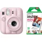 Rožinė Fujifilm Instax Mini 13 momentinė kamera su integruota blykste ir selfie laikmačiu šalia žalios Fujifilm Instax Mini 10 lapų filmo pakuotės, kurioje pateikiamas Kawaii! nuotraukos pavyzdys.