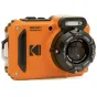 Oranžinė Kodak PixPro WPZ2 tvirta kompaktiška kamera su 4× optiniu priartinimu, 16MP jutikliu, 15m vandeniui atspari, priekinis vaizdas su juodu objektyvu, įmontuota blykste ir šoniniu laikikliu, komplekte su papildomomis bateri