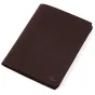 Peak Design Passport Wallet eclipse, tamsiai rudas TerraShell medžiagos, uždarytas, priekinis vaizdas su mažai raudona logotipu, ultra plonas kelioninis piniginė pasams ir kortelėms.