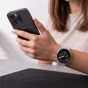 Tech-Protect periwinkle pintas nailono dirželis Samsung Galaxy Watch 40/44/46mm, dėvimas ant riešo su aktyviu išmaniojo laikrodžio ekranu, laikant išmanųjį telefoną.