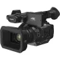 Juodas Panasonic HC‑X1 profesionalus 4K vaizdo kamera su Leica Dicomar 20× optiniu priartinimo objektyvu, 3,5 colių rotuojamu jutikliniu ekranu ir šoniniu valdymo pultu.