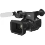 Juodas Panasonic HC-X1 profesionalus 4K vaizdo kamera su Leica Dicomar 20x priartinimo objektyvu, 5 ašių hibridine vaizdo stabilizacija, dviem SD kortelių lizdais ir 3,5 colių sukamuoju jutikliniu ekranu, prijungtas baltas mikro