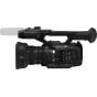 Panasonic HC‑X1 juodas profesionalus 4K vaizdo kamera su Leica 20× optiniu priartinimu, viršutinis vaizdas, rodantis rankeną, valdymo skydelį ir prijungtą mikrofoną