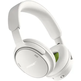 Bose QuietComfort 2-osios kartos balti belaidžiai ausinės su žaliu ausų pagalvėliu ir Bose logotipu ant ausinės.