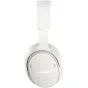 Baltos Bose QuietComfort 2-osios kartos ausinės, priekinis vaizdas į ausų kaušelį su Bose logotipu ir minkštu ausų paminkštinimu.