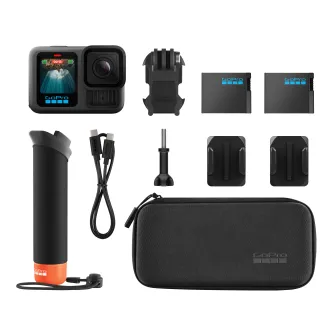 GoPro HERO13 Black sporto kameros komplektas: kamera, plūduriuojantis rankinis, dvi Enduro baterijos, išlenkti lipdukai, tvirtinimo sagtis, USB‑C laidas ir juodas nešiojimo dėklas, visi išdėstyti ant balto fono.