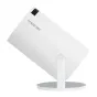 Baltasis Magcubic HY300 Pro LED projektorius su juodu viršutiniu ventiliatoriumi ir šoniniu logotipu, montuojamas ant apvalaus pilko pagrindo, rodantis kompaktišką dizainą ir 1/4" sriegio tvirtinimą.