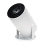 Magcubic HY300 Pro kompakti LED projektorius su 8 000 liumenų ryškumu, HD 720p raiška, Android 11, sumontuotas ant balto stovo su juodu priekinio grotelėmis ir objektyvu, baltas cilindrinis korpusas.
