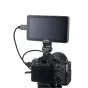 Godox GM6S Pro 4K Ultra Bright 5,5" kameros monitorius, prijungtas prie bešvinių kamerų per HDMI, ekranas išjungtas, ant trikampio.