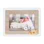 Medinis vaikų foto rėmelis Zep NB9564 Yoghi 10x15 cm, vaizduojantis miegančią naujagimį megztame drabužyje ir pilkoje skrybėlėje su raudonu kaspinu, kartu su "LOVE" raidėmis ir minkštu meškiuku, ant smėlio spalvos taškuoto fono.