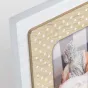 Premium Zep Yoghi medinis kūdikių nuotraukų rėmelis 10x15 cm su natūraliu kūdikio įvaizdžiu, baltais taškeliais, paviršiaus išdėstymo dizainas, nuotraukoje kūdikis su megzta kepure.
