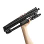 Ranka laiko kompaktišką juodą Fotopro A4i video trikojį su MH-2A skysčio galva, matomos sulankstytos aliuminio kojos ir greito užrakto mechanizmas.