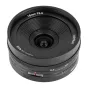AstrHori 18 mm f/5.6 APS-C šiftas objektyvas priekinis vaizdas, rodantis priekinį stiklo elementą, įrašytą fokuso atstumą ir apertūrą, bei tekstūruotą fokusavimo žiedą su atstumo skale