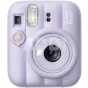 Fujifilm instax mini 13 DREAMY PURPLE instant camera iš priekio su dideliu objektyvu, integruota blykste, selfie mirror mygtuku ir laikmačiu.
