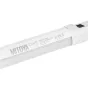 MITOYA PIKE 50 RGB LED vamzdžio lempos artimas planas, rodantis jos baltą cilindrinį korpusą, spausdintą modelio etiketę su specifikacijomis ir integruotą rankeną su valdymo mygtuku bei mažu ekranu, akcentuojant jos nešiojamą, a