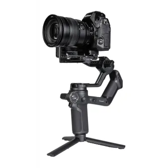 FeiyuTech Scorp 3 gimbalas su Nikon DSLR kamera, sumontuota ant mini tripodo, demonstruojantis pilną komplektą FeiyuTech Scorp 3 gimbalas su Nikon DSLR kamera, sumontuota ant mini tripodo, demonstruojantis pilną komplektą