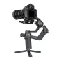 FeiyuTech Scorp 3 gimbalas su įmontuota DSLR kamera, karbonfiberio rankos prailginimu, atsisveikinančia ergonomine rankena, triukšmu, LED žibintu ir nešiojimo krepšiu baltame fone